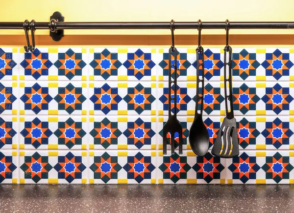 Parlak Seramik Fayansların Arka Planında Mutfak Küreği Çatal Kaşık — Stok fotoğraf