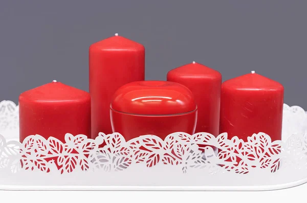 Candele Rosse Natale Una Pentola Traforo Bianca Arredamento Anno Nuovo — Foto Stock