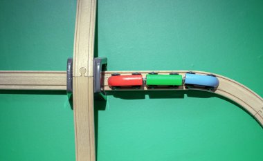 Üç renkli vagonlu ahşap tren. Çocuklar için ekolojik oyuncaklar.