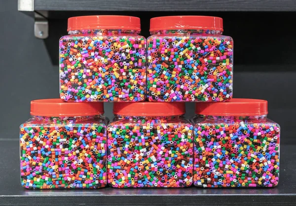 Muchos Frascos Transparentes Con Perlas Termo Mosaico Multicolor Para Creatividad —  Fotos de Stock