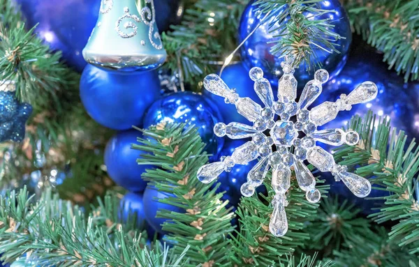 Glas Weihnachten Schneeflocke Auf Dem Hintergrund Der Dunkelblauen Weihnachtskugeln — Stockfoto