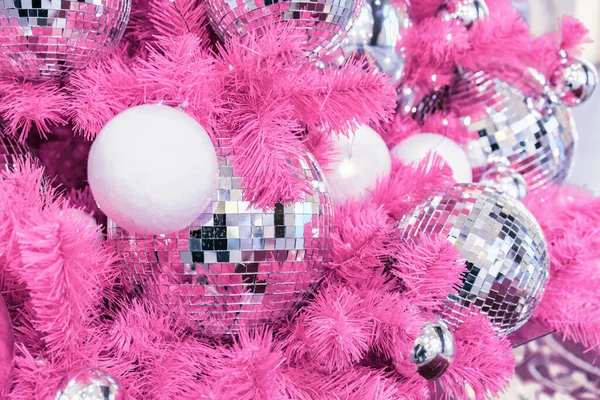 Tükrözött Diszkógömbök Egy Rózsaszín Karácsonyfán — Stock Fotó
