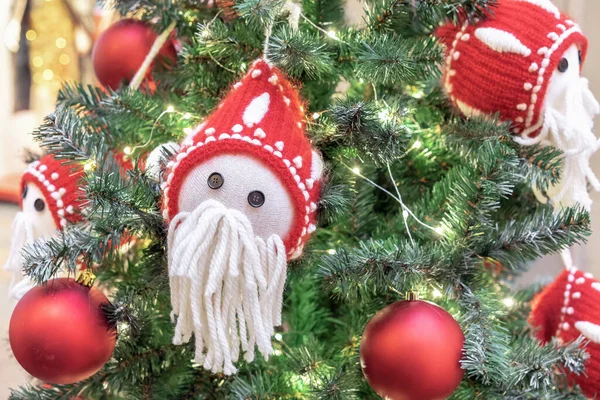 Sakallı Düğmeli Gözlü Kırmızı Örülü Şapkalı Yünlü Noel Balosu — Stok fotoğraf