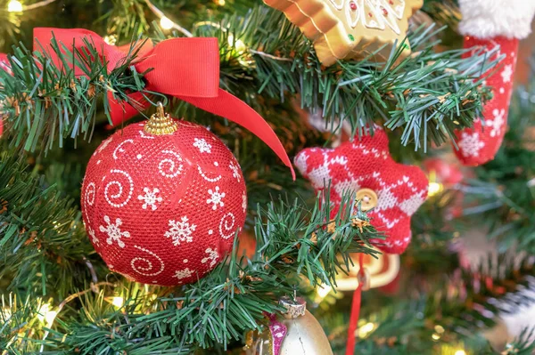 Rote Weihnachtskugel Mit Weißen Schneeflocken Auf Dem Weihnachtsbaum — Stockfoto