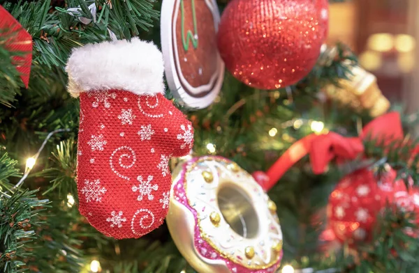 白い雪片でミトン赤い毛皮の形でクリスマスツリーのおもちゃ — ストック写真