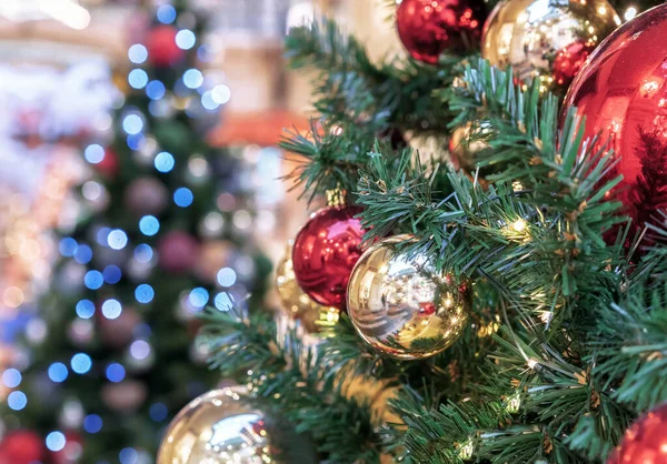 Weihnachtsbaum Mit Roten Und Goldenen Kugeln Auf Dem Hintergrund Des — Stockfoto