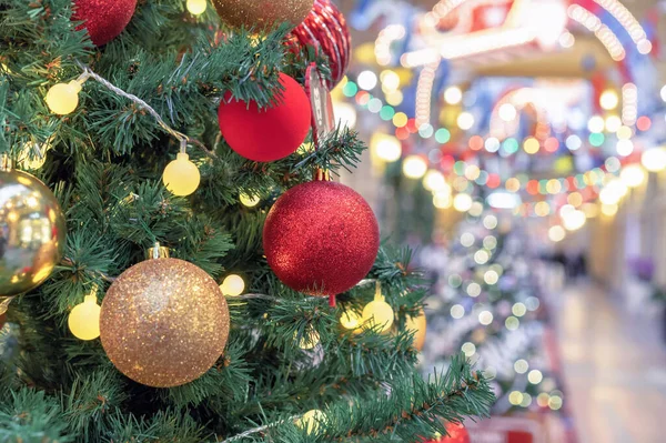 Árvore Natal Com Bolas Vermelhas Douradas Fundo Bokeh Grinaldas Multicoloridas — Fotografia de Stock