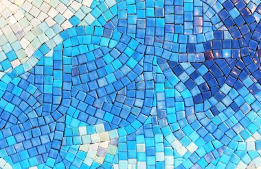 Beyaz, mavi ve koyu mavi kareli seramik mozaik fayanslar, kaotik bir şekilde sergilenmiştir..