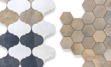 Balpeteği şeklinde seramik fayanslar ve beyaz bir duvarda doğu tarzı fayanslar..