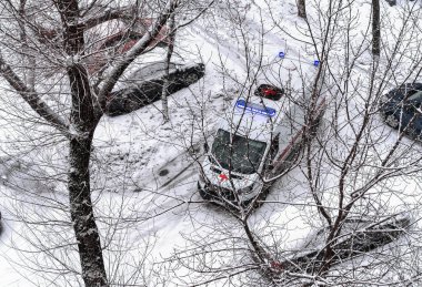 Yanıp sönen ışıkları olan ambulans arabası..