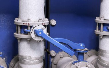 Gaz kazan dairesinin boru hattındaki kapı valfi. Gaz kazanı ekipmanı.