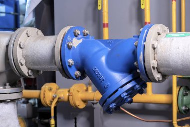 Gaz kazanında su arıtma filtresi ve çamur toplayıcısı var..