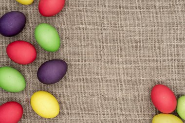 Arka planda çok renkli paskalya yumurtaları var..