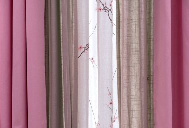 Pembe, bej ve beyaz kumaşlı üç katmanlı perdeler.