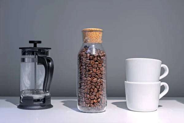 Pörkölt Kávészemek Üvegedényben Francia Préselve Két Fehér Kávécsésze — Stock Fotó
