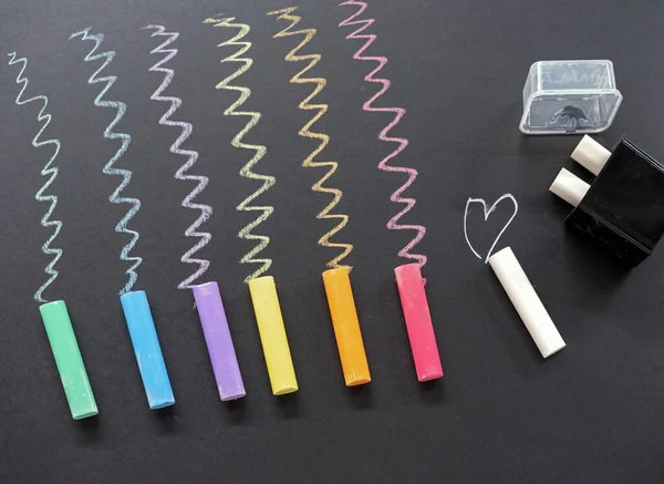 Schwarze Kreidetafel Mit Buntstiften Zum Schreiben Und Zeichnen — Stockfoto