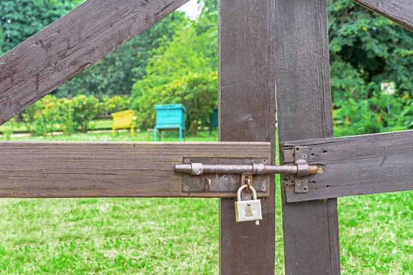 Bal Arısının Ahşap Kapılarına Kilitlenmiş Eski Metal Mandal — Stok fotoğraf