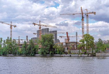 Moskova, Rusya, - 4 Ağustos 2021 Moskova Nehri kıyısında yeni yüksek binaların inşaatı.
