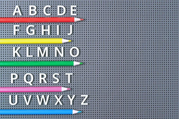 Les Lettres Alphabet Anglais Les Crayons Couleur Sur Fond Gris — Photo