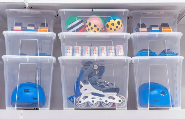Plastikboxen Mit Kinderspielzeug Rollen Und Helm — Stockfoto