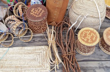 Rusya 'nın uzak kuzeyindeki insanlar arasında huş kabuğu, bilezik ve sepetler günlük hayatta kullanılır..