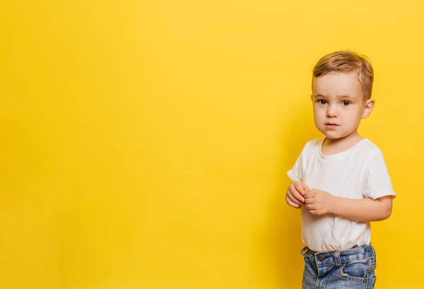 Portret słodkiego, śmiejącego się chłopca na żółtym tle. Przestrzeń kopiowania. — Zdjęcie stockowe