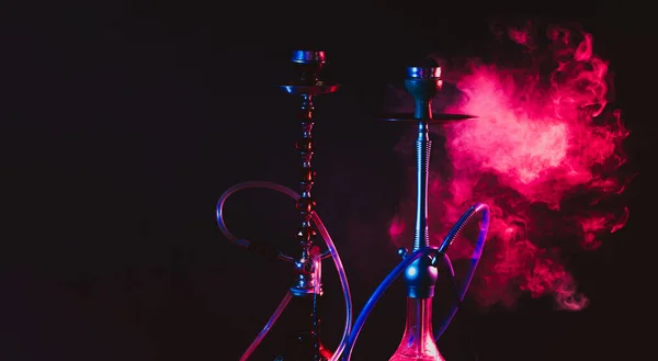 Hookah moderno, shisha em um fundo preto fumegante com iluminação de néon e fumaça. Lugar para o seu texto — Fotografia de Stock