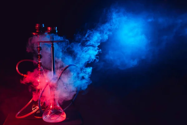 Modern nargile, dumanlı siyah arka planda, neon ışıklı ve dumanlı shisha. Metnin için yer