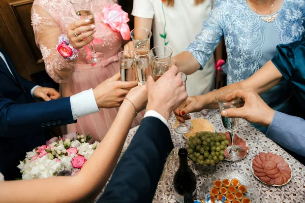 Hands with glasses. the clink of glasses and toast. — Stock Photo, Image