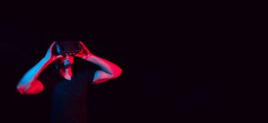 Yüksek teknolojili sanal gerçeklik gözlüğü kullanan genç bir adam. metin için boşluk ile