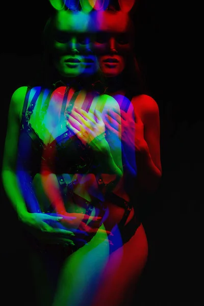 Bdsm flicka i sexig vacker svart läder underkläder och mask. Glitch — Stockfoto