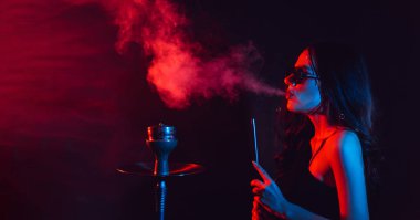 Nargile havası. Kız nargile içmekten hoşlanıyor, Sheesha. Metnin için yer