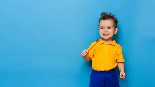 Niño niño feliz niño cepillarse los dientes con cepillo de dientes sobre fondo azul. Salud, higiene dental. Mockup, espacio de copia —  Fotos de Stock