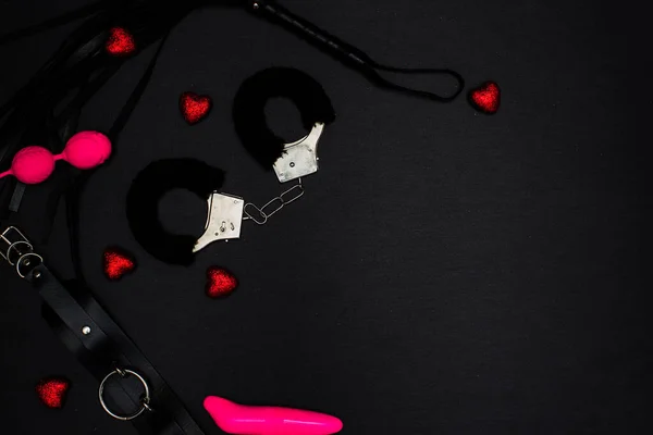 Bdsm kadınları yetişkinler için oyuncak seti. Kelepçe, maske, mastürbasyoncu. Üst Manzara. Çerçeve