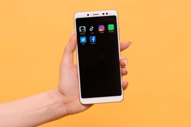 VICHUGA, Rusya. 18 Şubat 2021: Ana logo popüler uygulamaları Kulüp Binası, Tik Tok, Instagram, Facebook, Whatsapp ve Twitter kadın ellerinde akıllı telefon ekranınızda.