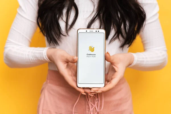 VICHUGA, RUSSIA - February 18, 2021. A hand holds a smartphone with the Club house app on the screen. Clubhouse Drop-in audio is a voice-activated social media app. — Stock Photo, Image