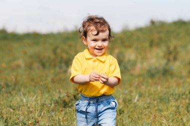 Arazide oynayan mutlu çocuk.