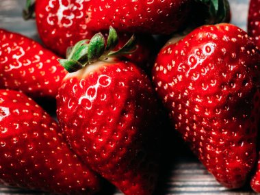 Sulu, taze, olgun ve kırmızı çilekler kapanıyor.