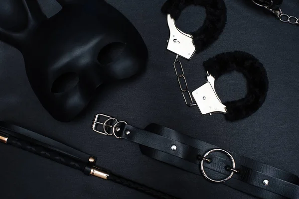 Látigo para bondage y cuerda para atar sobre un fondo oscuro accesorios  para juegos sexuales