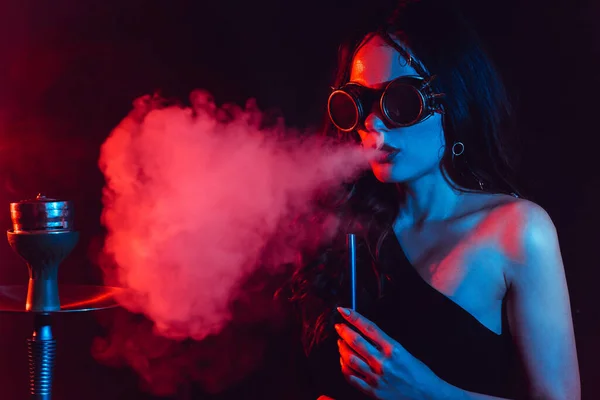 Nargile havası. Kız nargile içmekten hoşlanıyor, Sheesha. Sürrealizm