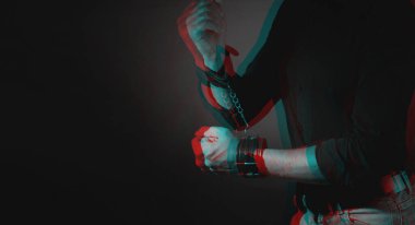 Bir erkek, seks için siyah kürklü deri bir seks oyuncağı kelepçesi takıyor. 3 boyutlu sanal gerçeklik efektiyle siyah ve beyaz