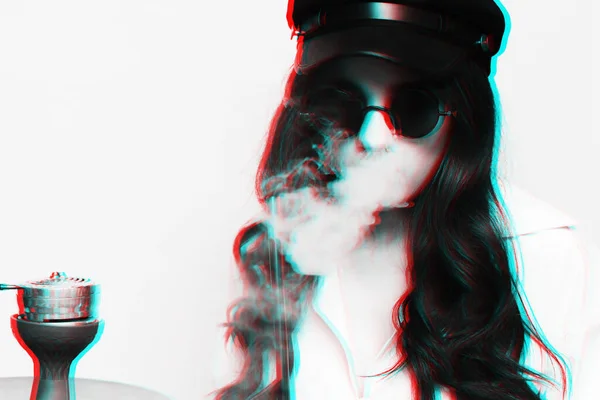 Una mujer atractiva en una imagen hipster fuma una cachimba, sheesha y disfruta fumando. Blanco y negro con efecto de realidad virtual de fallo 3D — Foto de Stock