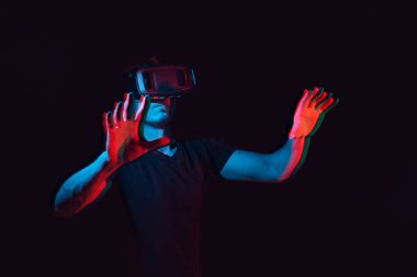 Sanal gerçeklik gözlüklü bir adam simülasyonda. Sanal gerçeklik efekti