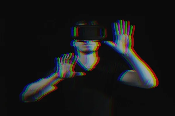Молодой человек пользуется очками виртуальной реальности. Черно-белое с эффектом трехмерной виртуальной реальности — стоковое фото