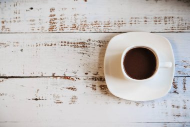 kahve fincanı ahşap masada.