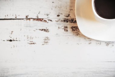 kahve fincanı ahşap masada.