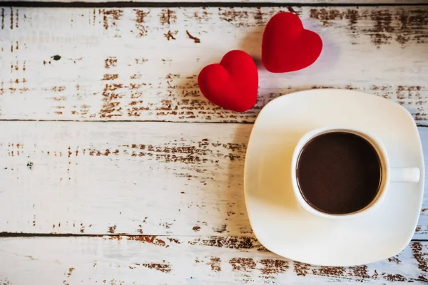 Κόκκινες καρδιές και ένα φλιτζάνι καφέ. την έννοια της Ημέρας του Αγίου Βαλεντίνου. Τόπος για κείμενο, τόπος για αντιγραφή. — Φωτογραφία Αρχείου