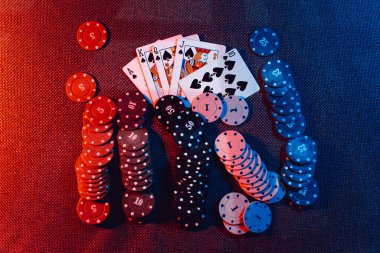 Kumarhane konsepti: iskambil oynamak, bahis fişleri. Üst görünüm.