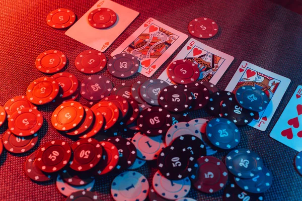 Concept de casino : cartes à jouer, jetons de pari. Vue de dessus. Fumée ajoutée à la photo — Photo