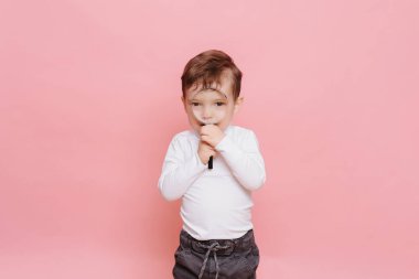 Komik çocuk büyüteçten şaşkınlıkla bakıyor.